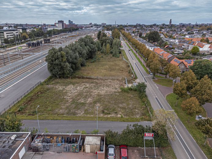Peakz zou graag een padelbaan willen beginnen op het braakliggend stuk terrein langs het spoor.