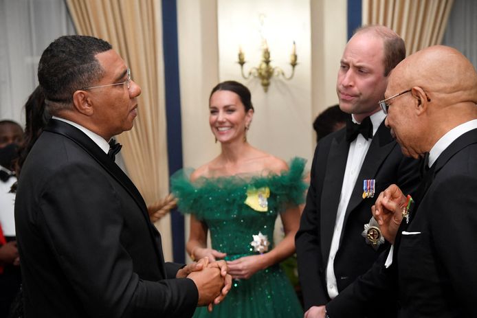 Andrew Holness (links), de premier van Jamaica, heeft de Britse prins William (rechts) en zijn vrouw Catherine (midden) laten weten dat het Caribische eiland "onafhankelijk" wil worden. Jamaica is onderdeel van de ‘Commonwealth', de Gemenebest met aan het hoofd koningin Elizabeth.