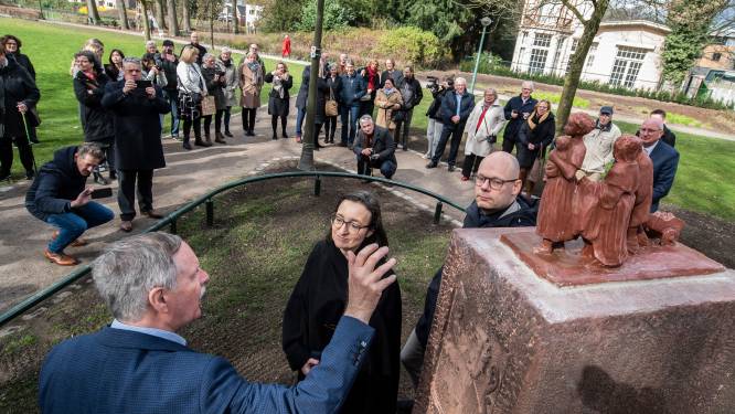 Hengeloër geeft Enschedees park gestolen kunstwerk terug, nu van hufterproof beton
