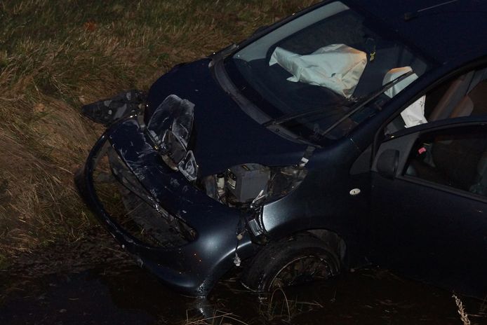 Een auto ramde een lantaarnpaal en belandde in de sloot in Kaatsheuvel.
