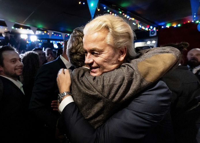 PVV-leider Geert Wilders wordt omhelst door Martin Bosma na de bekendmaking van de eerste exit poll van de uitslag van de Tweede Kamerverkiezingen.