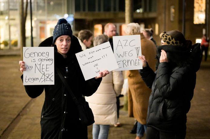 Dertig demonstranten tegen azc voor gemeentehuis Zwijndrecht, binnen ...