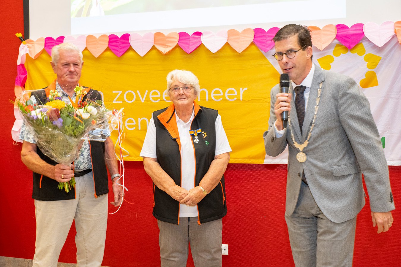 Aaltje Megelink-Nijland ontving zaterdag de Koninklijke Onderscheiding van burgemeester Joost van Oostrum.