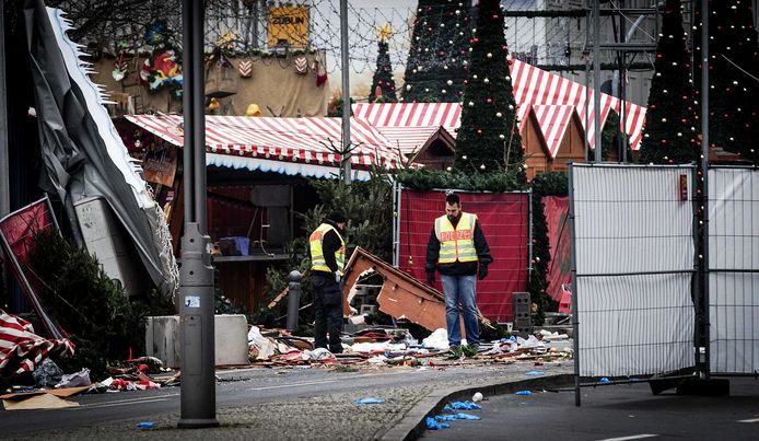 De ravage nadat een vrachtwagen inreed op de kerstmarkt in Berlijn.