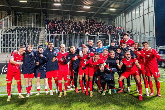 Spelers van AZ vieren de overwinning tijdens de Conference League wedstrijd tussen FK Jablonec en AZ Alkmaar in Stadion Strelnice op 25 november 2021.