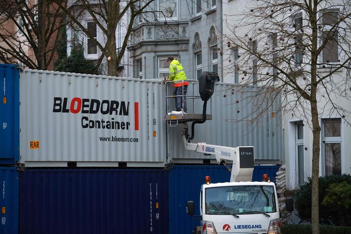 Een muur van containers wordt opgebouwd in Dortmund om huizen te beschermen tegen de WOII-bommen.
