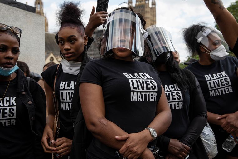 Protestanten op het Londense Parliament Square herdenken George Floyd op 9 juni, de dag van zijn uitvaart. Beeld Getty Images