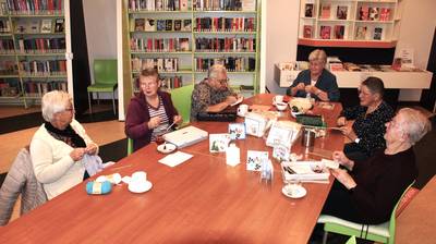 Kaarten maken in de Zandloper en het eenjarig bestaan van het Odensehuis