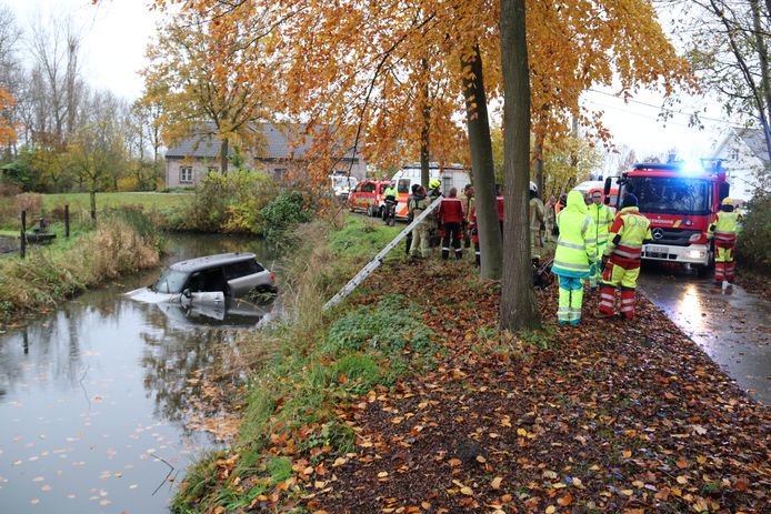 De bestuurder reed in de nacht van zaterdag op zondag in het water en liet er dan zijn voertuig achter.