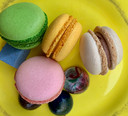 Het dessert na alle stamppotten: zelfgemaakte bonbons en vier felgekleurde macarons.