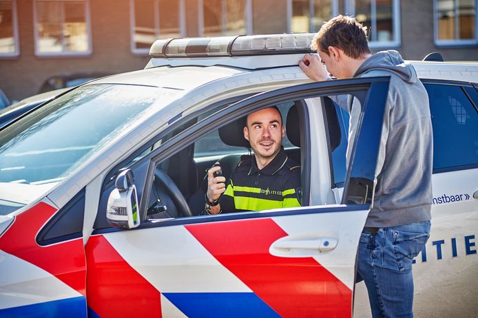 Agenten in opleiding Jerom van Hagen (in de auto) en Max Tromp. Ze volgen een verkort traject.