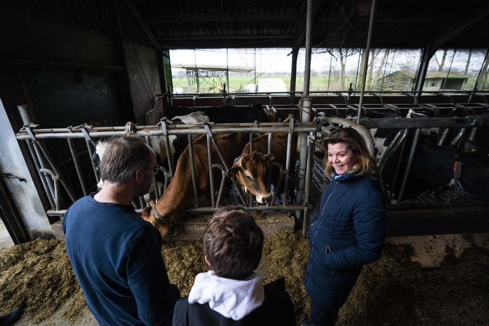 Minister Christianne van der Wal (Natuur en Stikstof) bij een boerderij, waarbij zij probeert de stikstofopgave in beeld te krijgen.
