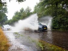 Forse buien zorgen voor overlast: Straten blank in Hardenberg en waterballet in achtertuin op de Veluwe