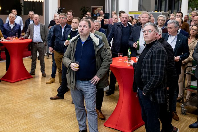 Na het stemmen en het tellen volgt het lange wachten. In Vriezenveen (gemeente Twenterand) wachten politici gespannen de uitslag af.