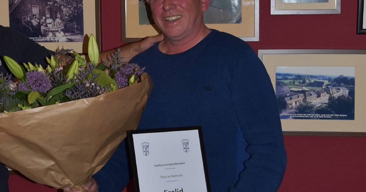 Theo te Rietmole na 36 jaar bestuurslidmaatschap benoemd tot erelid bij VV Rietmolen