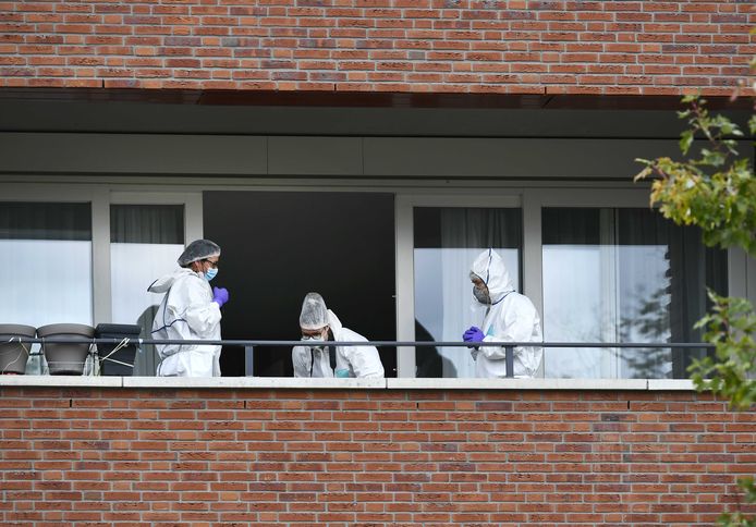 Onderzoek aan het balkon van de woning aan de Spieghelhof.