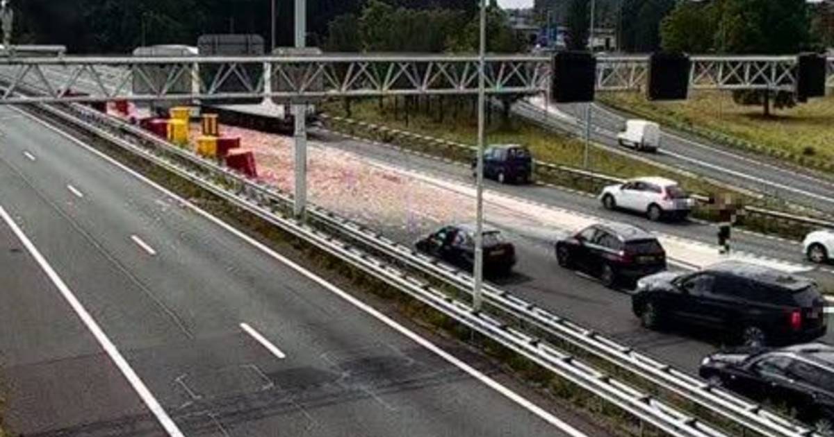 Lading vis verspert A22 na ongeluk met vrachtwagens: weg afgesloten.
