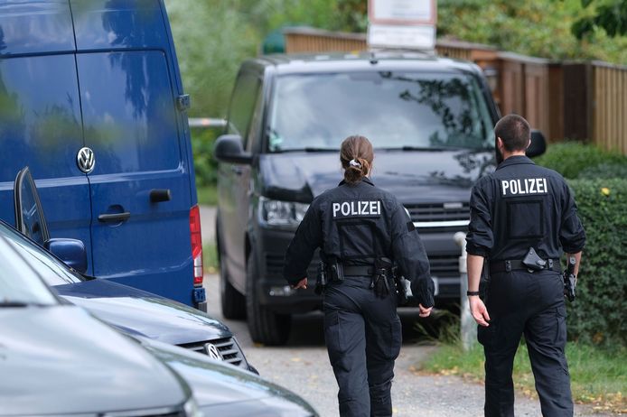 De politie doet onderzoek naar het mogelijk verborgen stoffelijk overschot van de verdwenen Britse kleuter Madeleine McCann. De buurt rondom de zoekplaats is afgesloten.