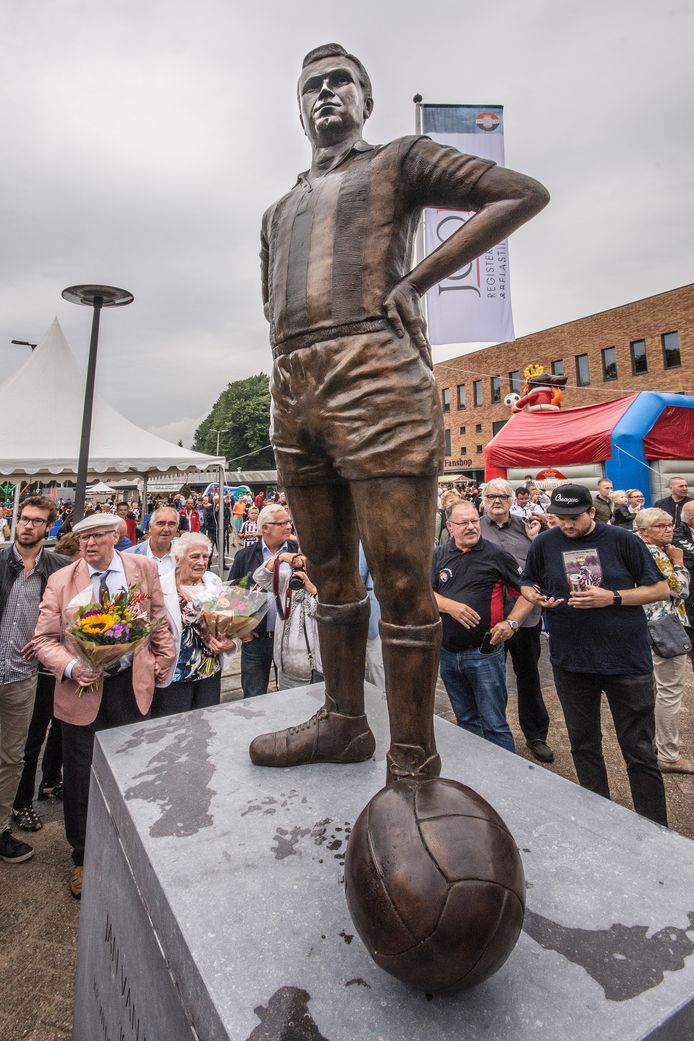 Jan van Roessel, clubicoon van Willem II met een eigen standbeeld. Oud-spelers zoals hij dienen als gespreksonderwerp voor het nieuwe initiatief Football Memories.