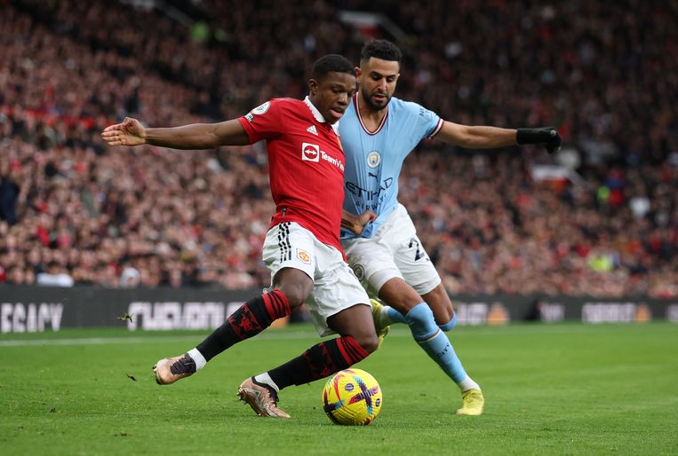 Tyrell Malacia (l) in duel met Riyad Mahrez. Beeld REUTERS