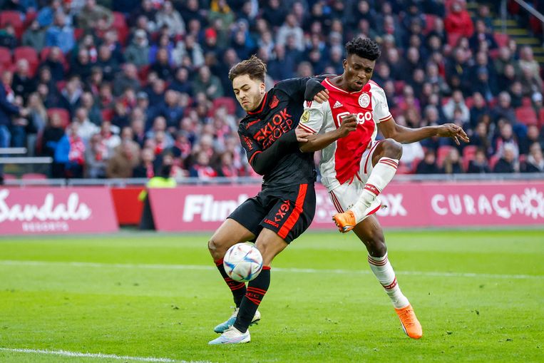 Leerling blinkt uit als Ajax net rest van de top 1-0 wint