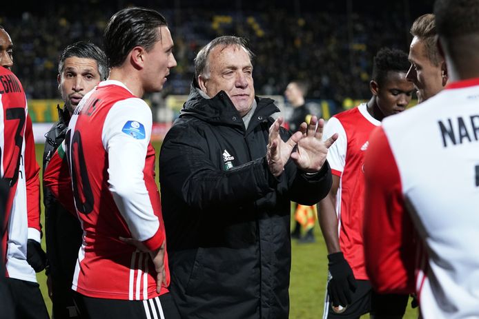 Steven Berghuis luistert naar de instructies van Dick Advocaat voor de verlenging in Sittard vanavond.