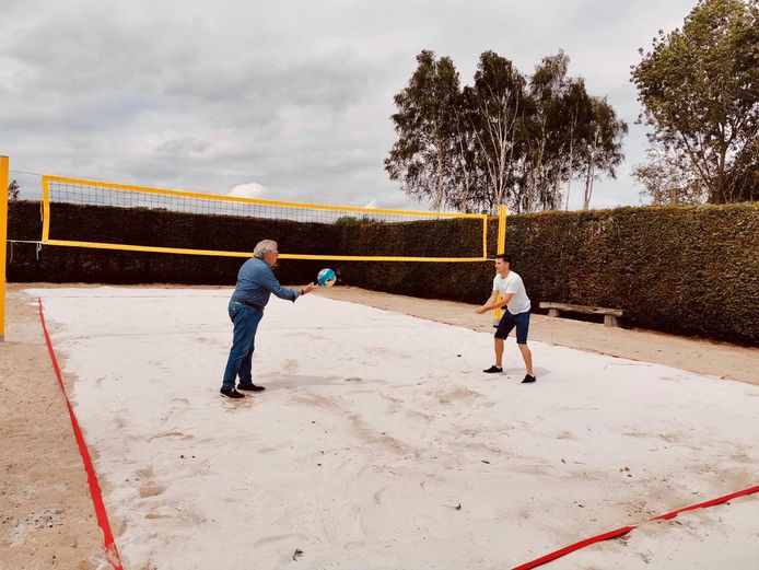 Schepen van Sport Laurent Volckaert en gemeenteraadslid Tom Sorgeloos op het beachvolleybalterrein in het Vondelhof.