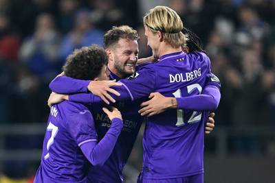 Un Dolberg en feu, deux rouges et six buts: Anderlecht écrase La Gantoise et se rapproche du podium