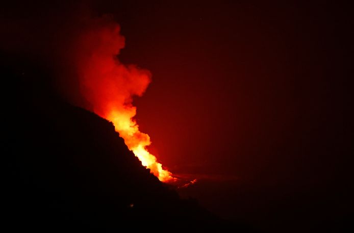 Lava stroomt de zee in en reageert met het zoute water in de haven van Tazacorte, op La Palma.