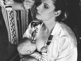 Trouwfotograaf kiekt wondermooi borstvoedingsmoment
