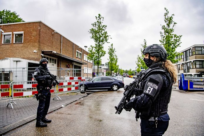 Een gepantserde politiewagen komt aan bij de beveiligde rechtbank in Amsterdam-Osdorp, voorafgaand aan de inhoudelijke behandeling van het meerdaagse proces Marengo.