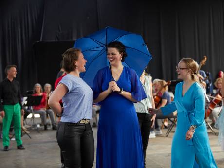 Gifgroen pak voor rol van slechterik: jarig Deventer koor en orkest stappen uit comfortzone met ultrakorte opera