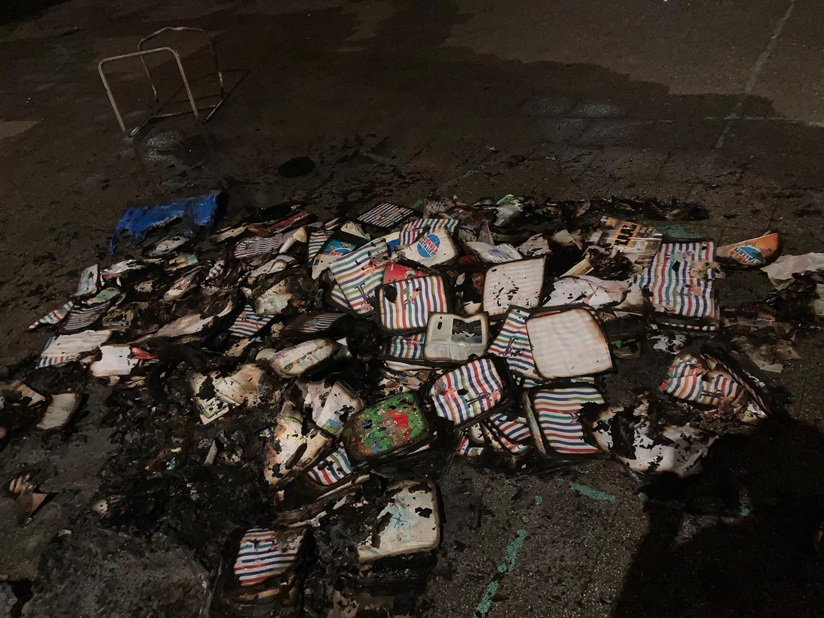 Overgebleven rotzooi na de brand in de papiercontainer.