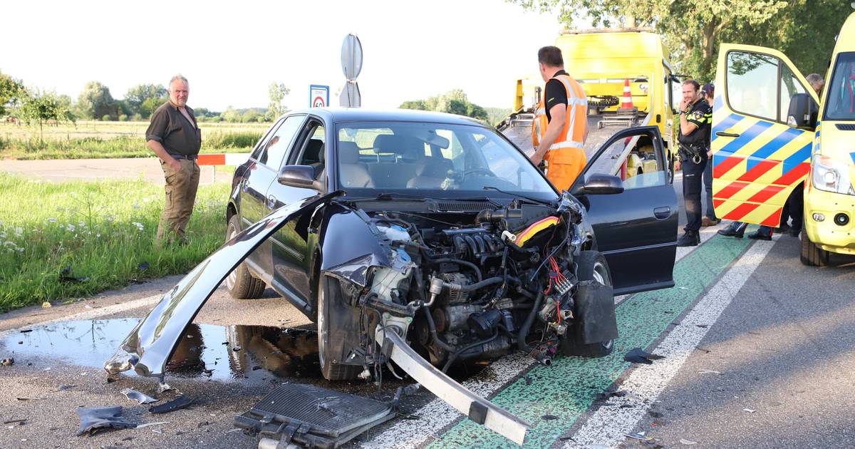 Twee gewonden en veel ravage na ongeluk op N320 bij Ravenswaaij