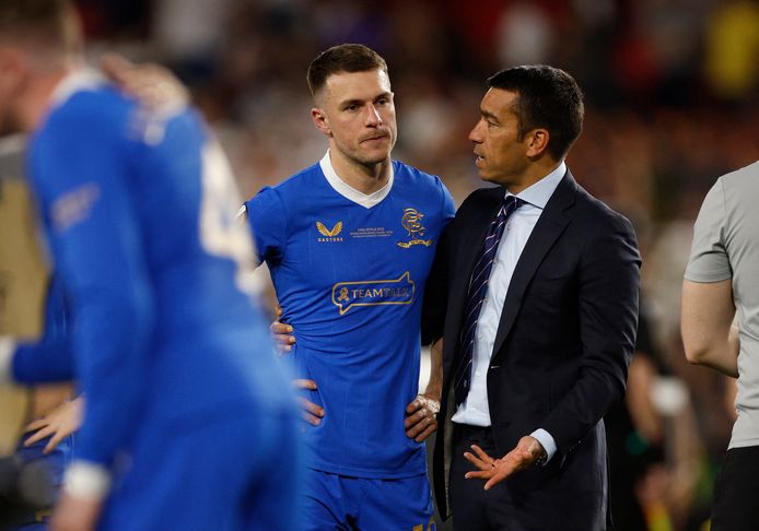Giovanni van Bronckhorst troost Aaron Ramsey, die als enige een penalty miste.