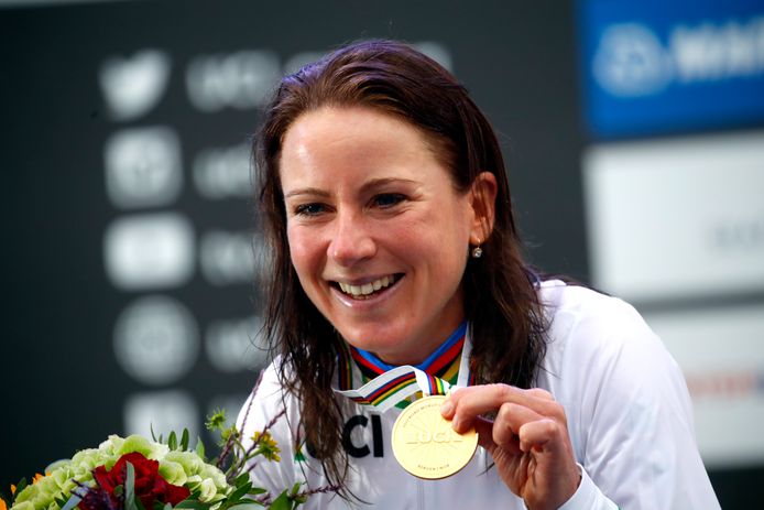 Annemiek van Vleuten met haar gouden medaille.