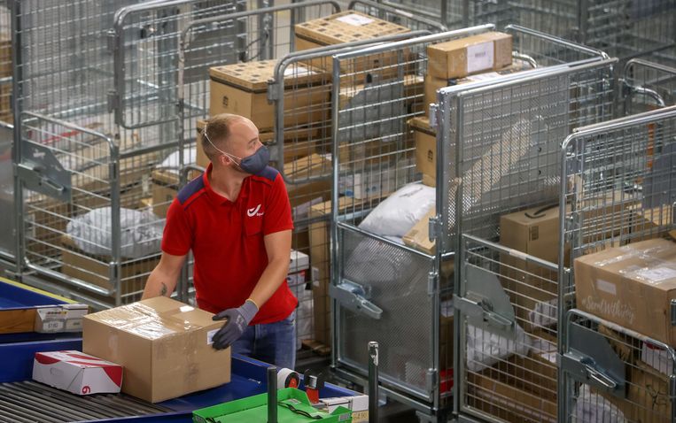 Archiefbeeld: een medewerker van bpost in het distributiecentrum in Fleurus. Beeld BELGA