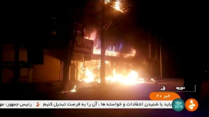 Een brandend gebouw in Dorud, Iran.