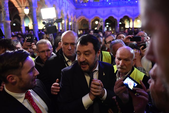 De afgeladen volle Handelsbeurs - 1.400 man - ontving Salvini als een rockster.