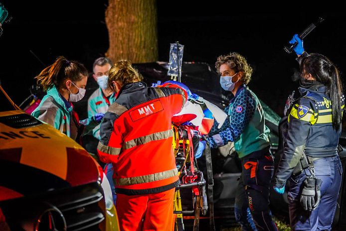 De 18-jarige bestuurder uit Erp is na de botsing in Eindhoven in kritieke toestand naar het ziekenhuis gebracht.