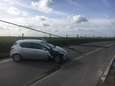 Elektriciteitspaal valt over weg nadat auto ertegen knalt