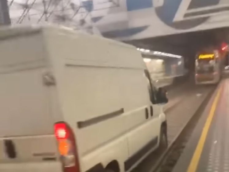 Une camionnette entre dans la station de prémétro Diamant à Schaerbeek