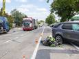 De motorrijder botste tegen de afdraaiende Discovery en schoof nadien tot onder de vrachtwagen die uit tegenovergestelde richting kwam.