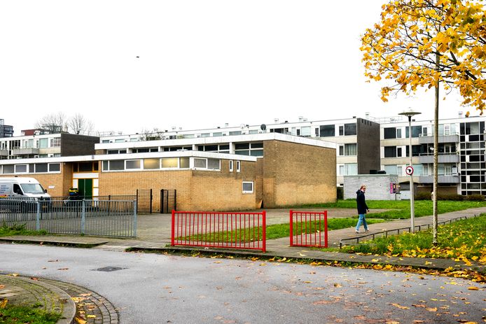 De vloeren achter de oude school moeten grotendeels worden afgevlakt