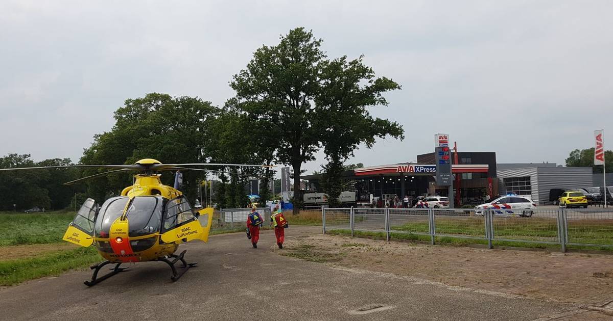 Traumahelikopter opgeroepen na ongeluk met motor in Geesteren, weg afgesloten.