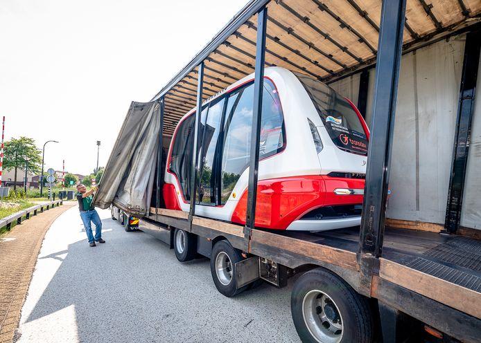 Aankomst van een nieuwe versie van de zelfrijdende Parkshuttle.