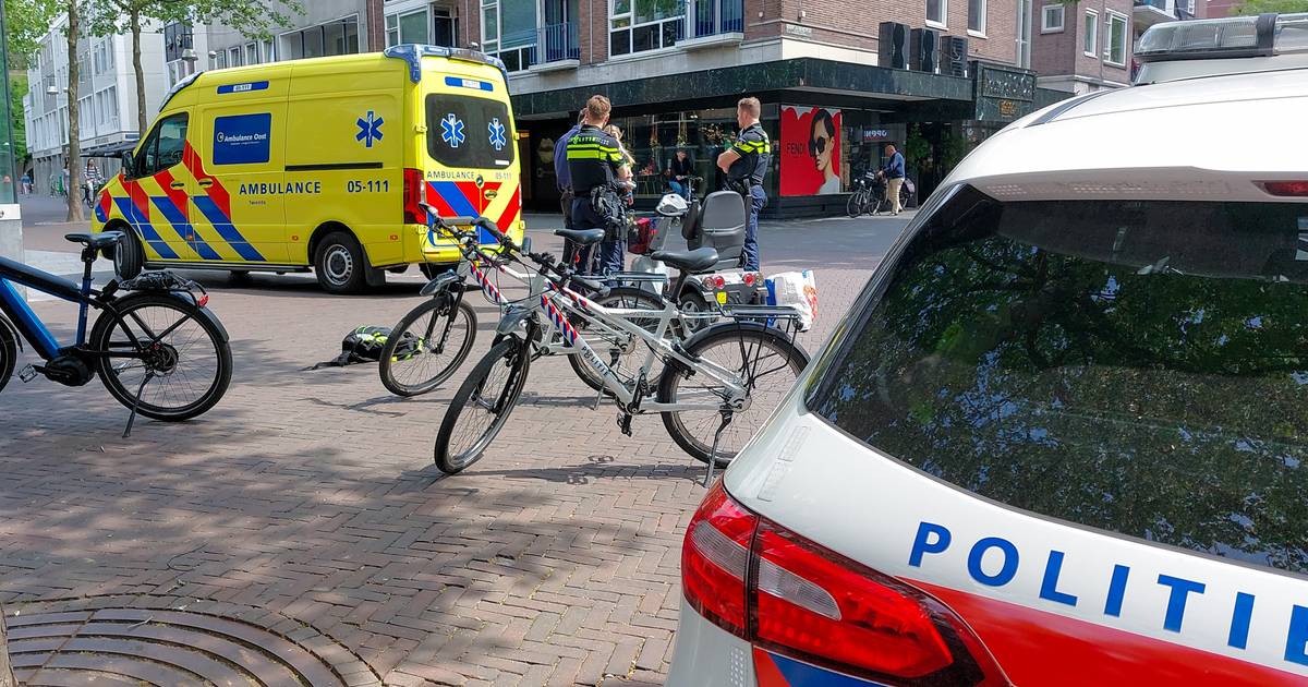 Bestuurster van scootmobiel naar ziekenhuis na aanrijding in Enschede.