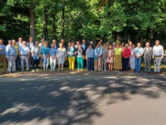 70-jarigen genieten onder stralend weer en vieren verjaardag samen 