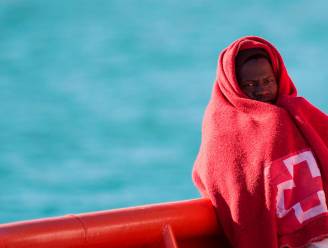 Vluchtelingen proberen met zelfgemaakte bootjes Spanje te bereiken