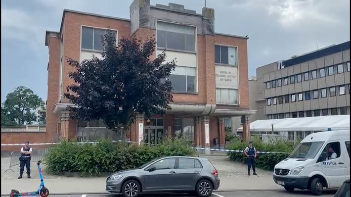 Policiers en faction devant le CPAS, ce mercredi, à Ixelles